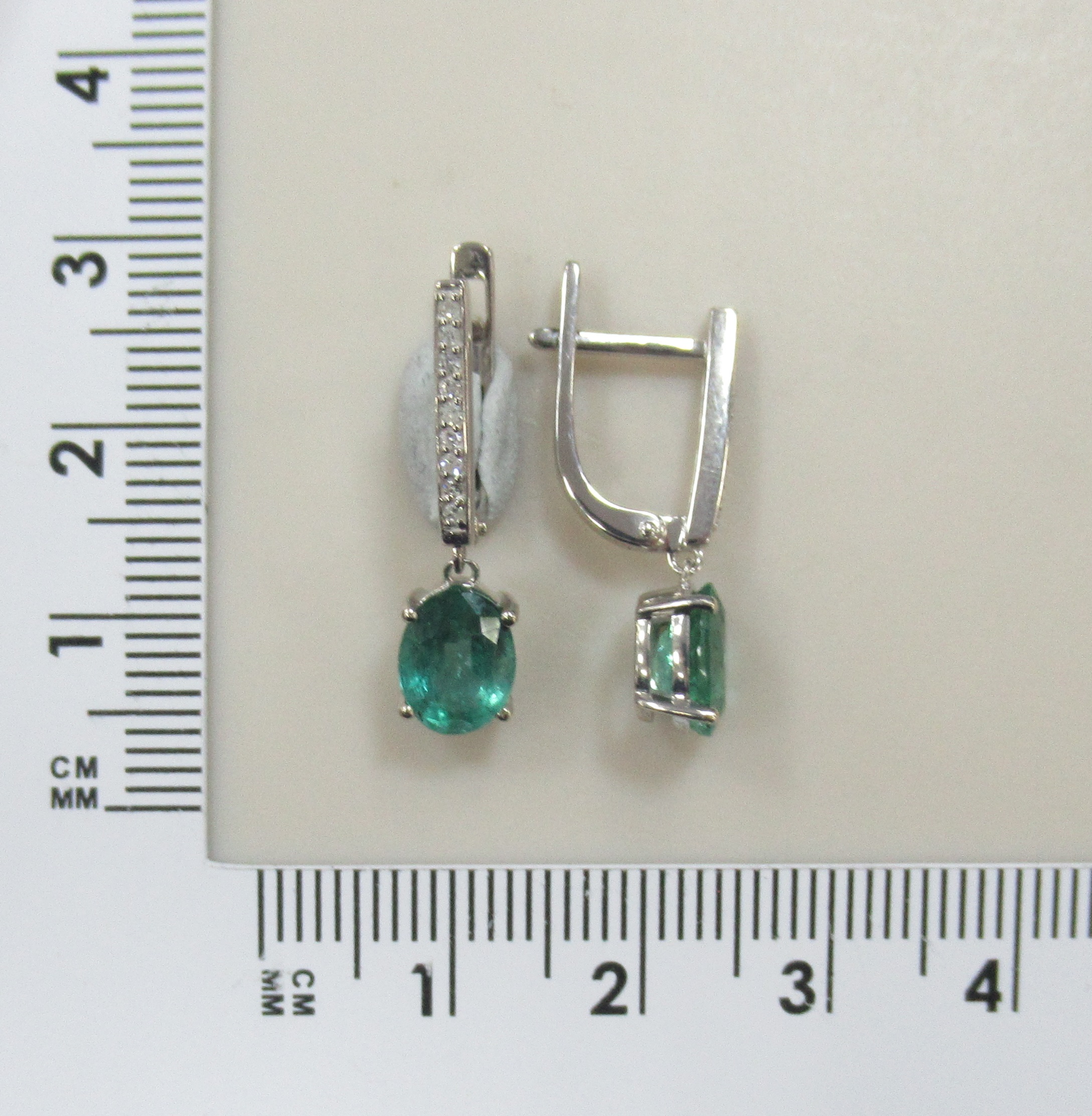 Серьги из белого золота с изумрудами